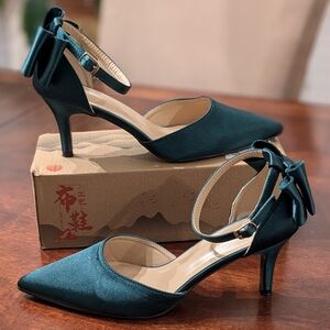 Green heels size 8.5